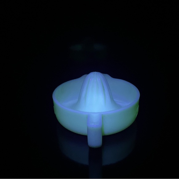 McKee Large Vintage Uranium Yellow Custard Glass Sunkist Juicer Citrus Reamer - Picture 2 of 12